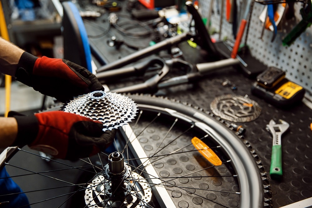 英国、病院職員のために自転車を修理する刑務所プログラムを発表。受刑者の技能習得を支援