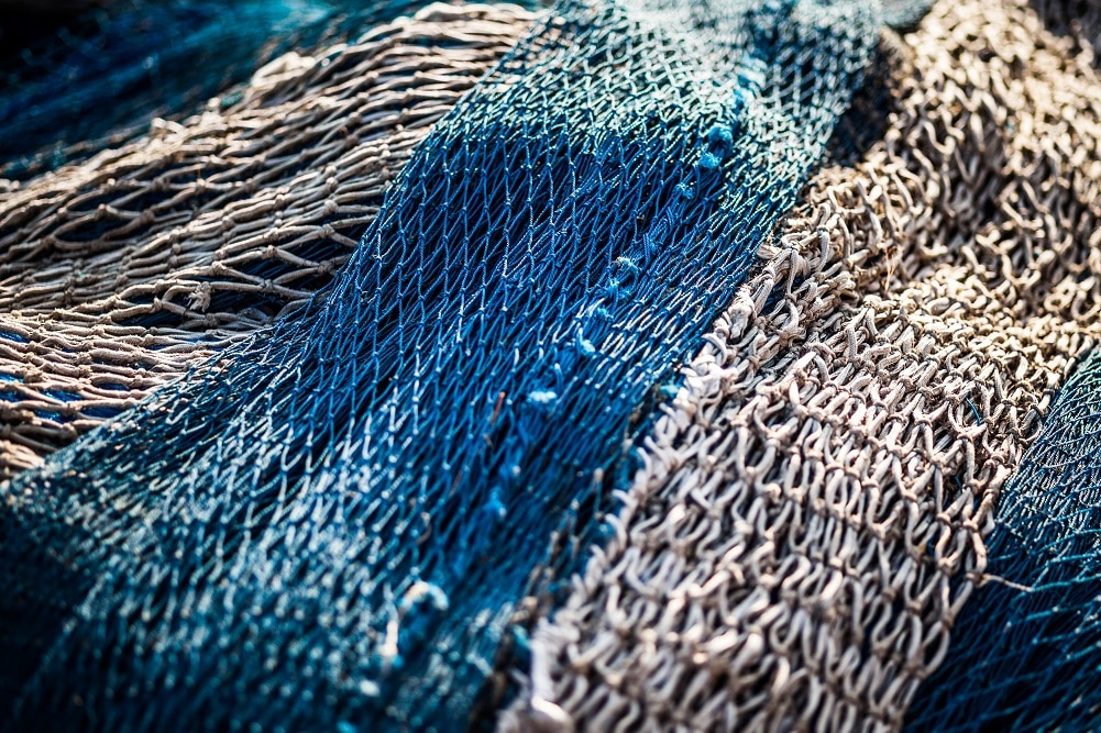 廃棄された漁網を原料とする再生樹脂を使用したナイロン糸