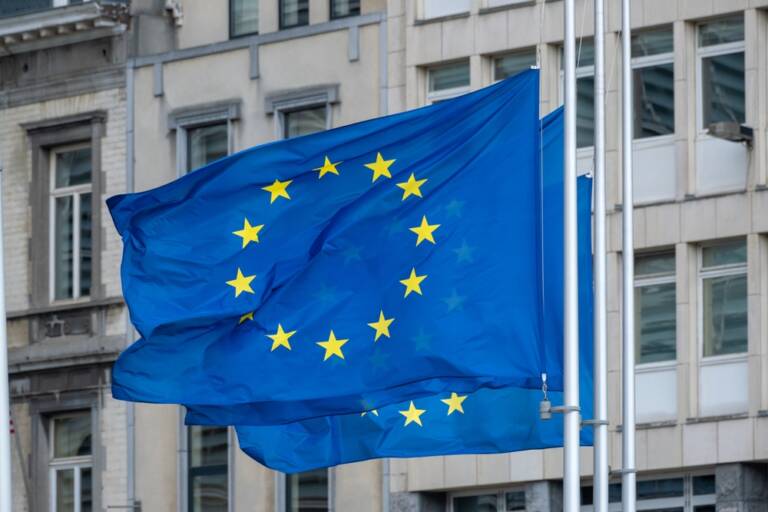 ブリュッセルの欧州委員会前のEU国旗