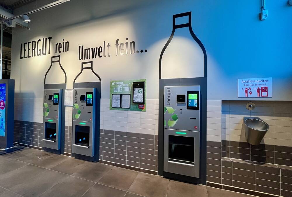 英ウェールズ政府、デポジット返却制度を前倒し導入へ。ガラス容器の回収・再利用を段階的に拡大
