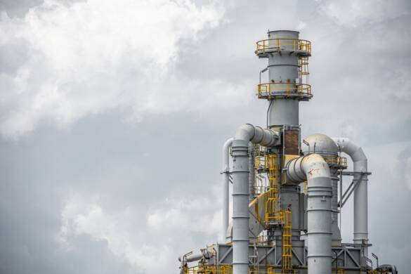 石油精製プラントの建物蒸留塔