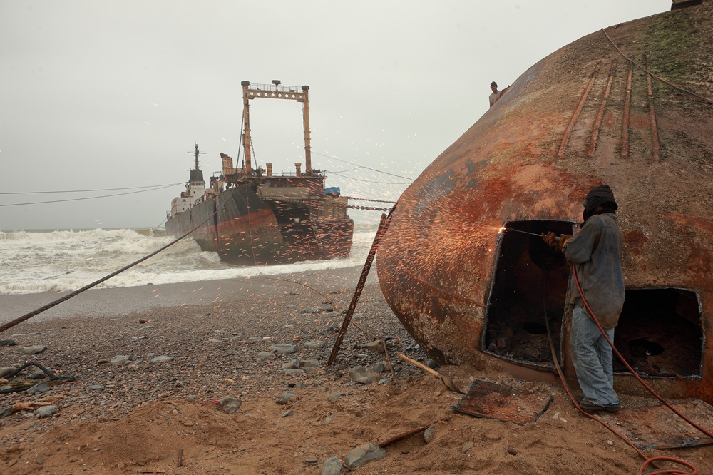 船舶解体の85%が南アジアに集中。再資源化促進に向けても規制実施と管理の強化を。NGOが提言