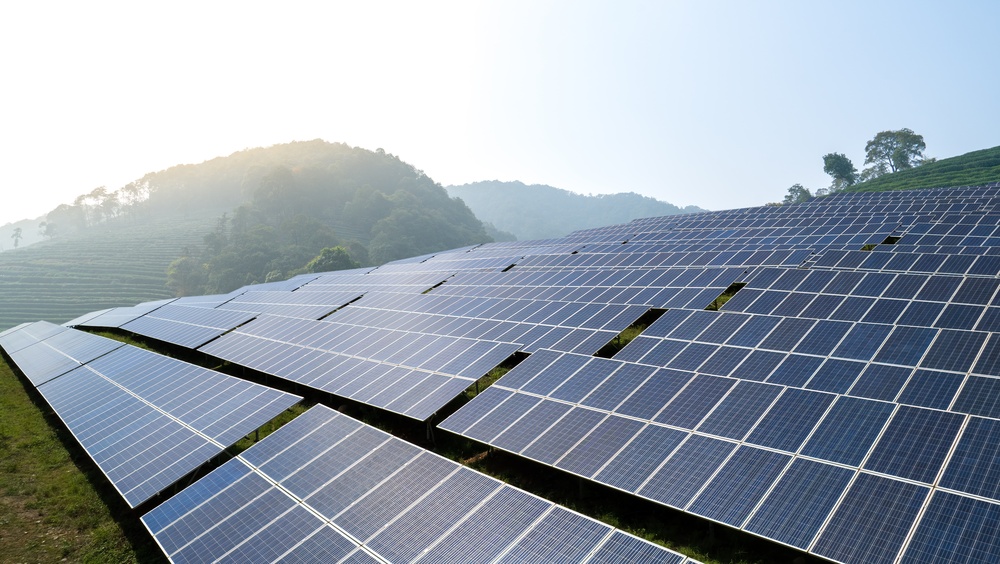 太陽光パネル廃棄に規制強化。リサイクル法案を閣議決定