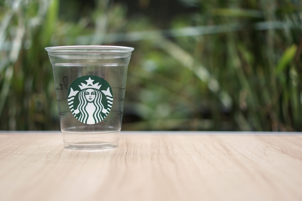 スターバックスのプラカップ追跡調査、「リサイクル可能」と「実際のリサイクル」で論争。インフラ整備が急務