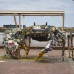 ブラジル・レシフェの公共空間に展示された廃棄物を活用したリサイクルアート