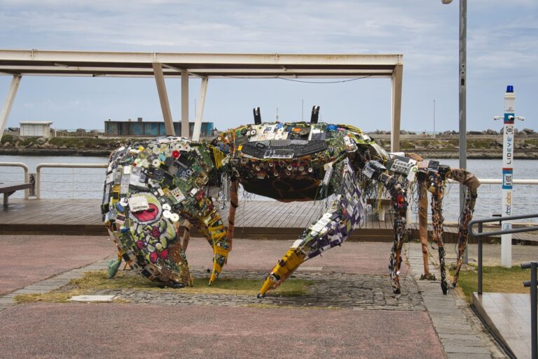 ブラジル・レシフェの公共空間に展示された廃棄物を活用したリサイクルアート