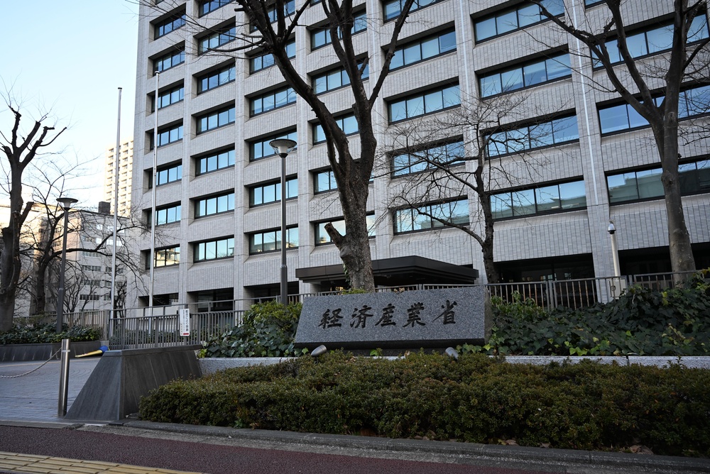 経産省、ラベルレスペットボトル拡大へ省令改正。コカ・コーラシステムは10月に自販機展開へ